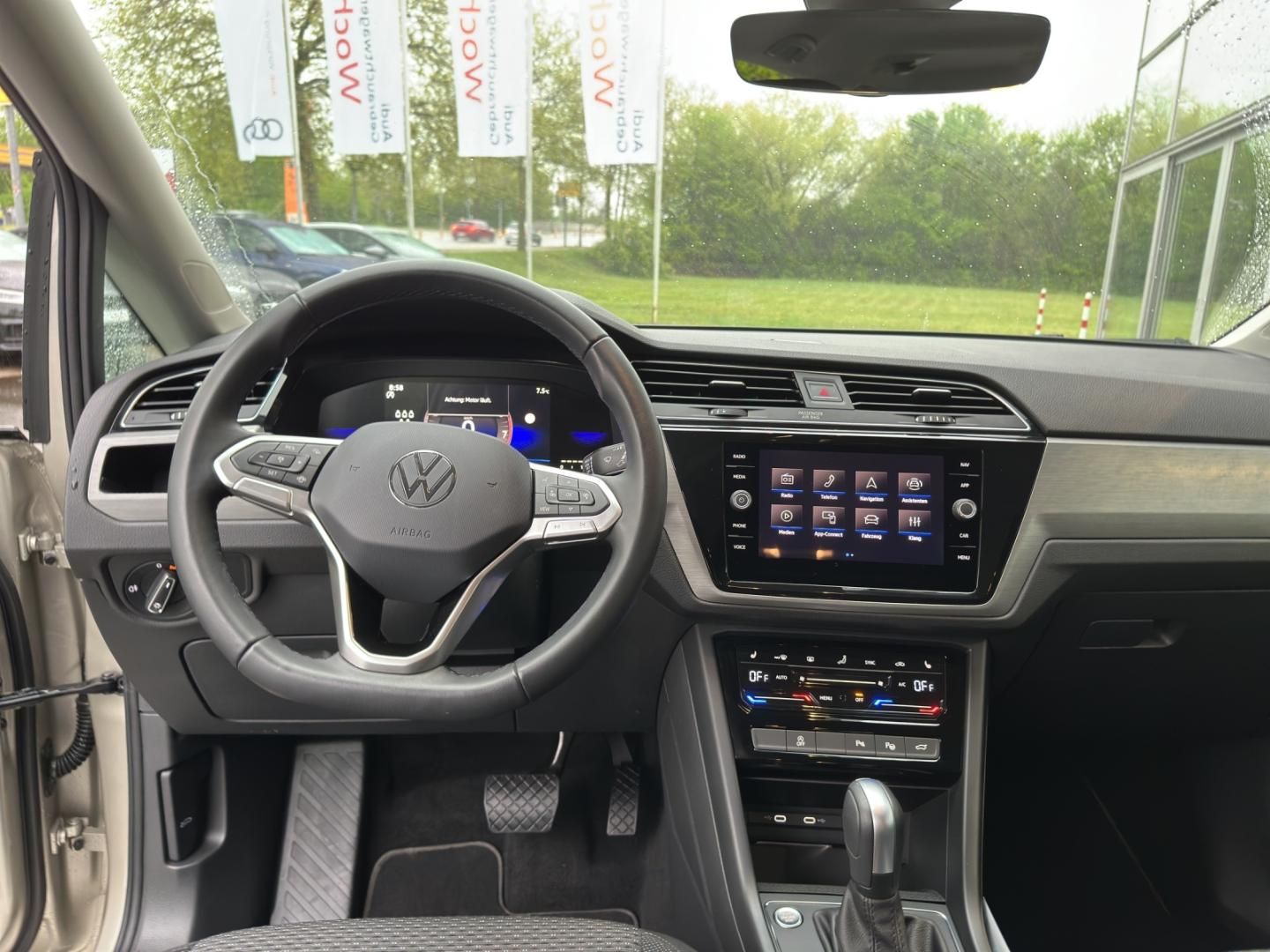 Fahrzeugabbildung Volkswagen Touran Comfortline 1.5 TSI-DSG,7-Sitzer,AHK,Navi