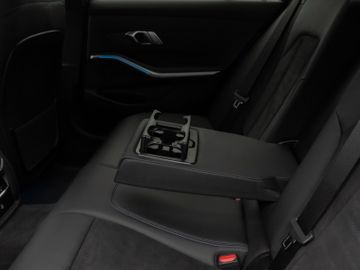 Fahrzeugabbildung BMW 330e Tour M Sport Komfortzugang Kamera 18"M LMR