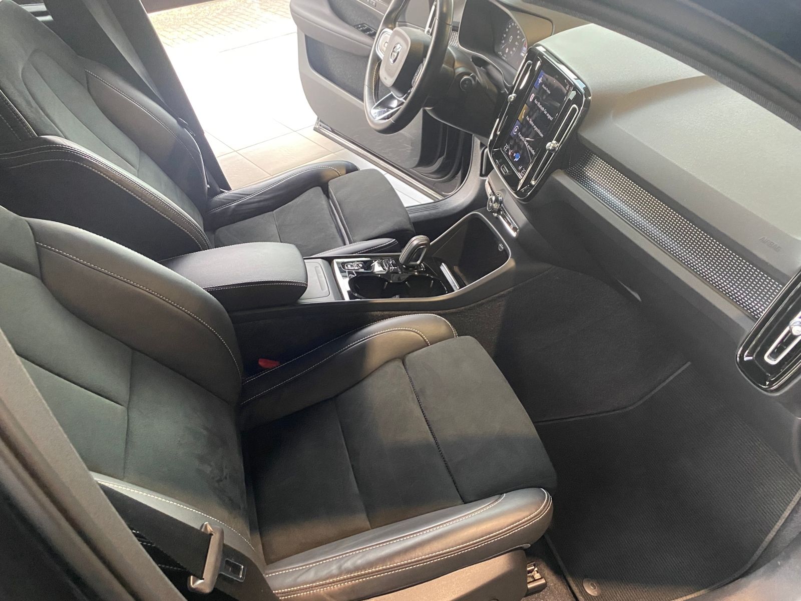 Fahrzeugabbildung Volvo XC40 R Design 2WD AHK LED NAV SHZ ALU