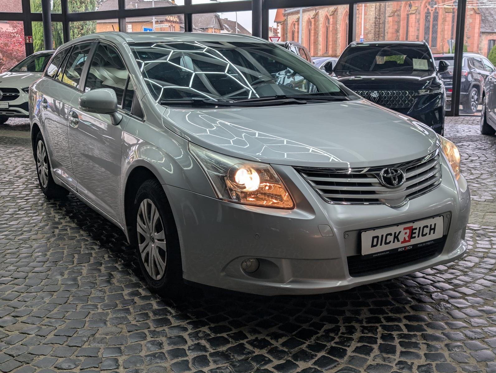 Toyota Avensis 2010 — rear view