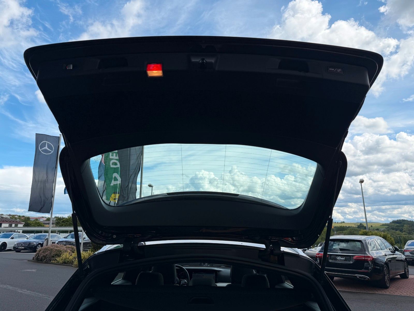 Fahrzeugabbildung Mercedes-Benz E 200d T Avantgarde+Pano+Distr+AHK+360