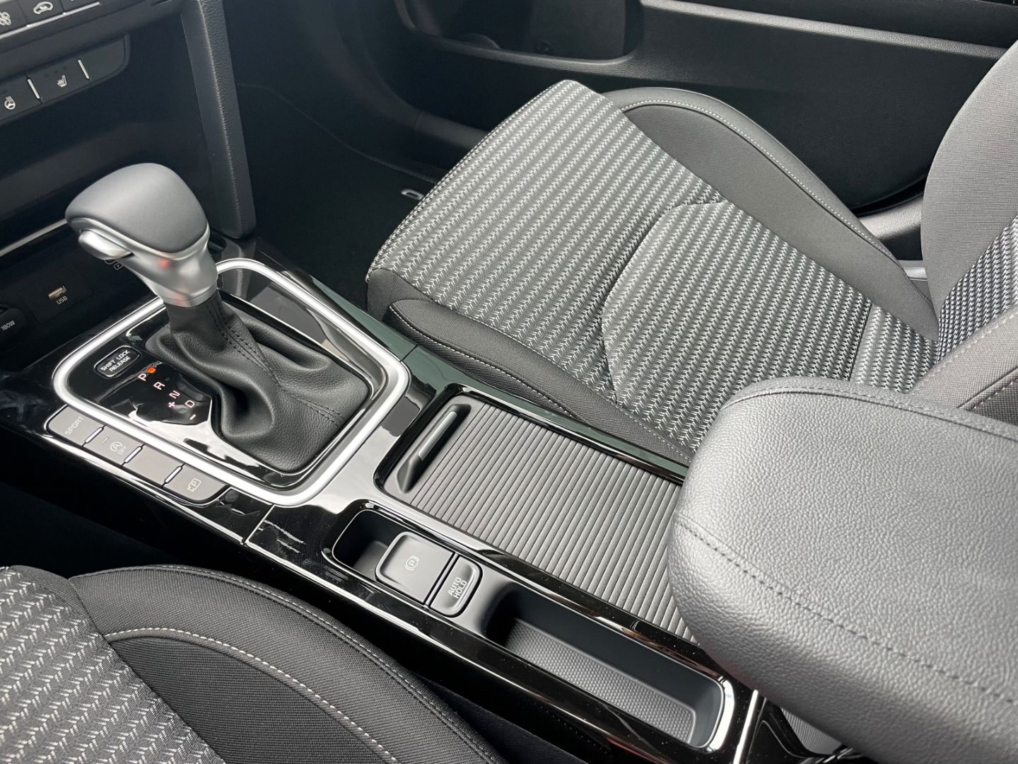 Fahrzeugabbildung Kia Ceed_sw Spirit TotWinkAss Kamera SHZ vo/hi LED