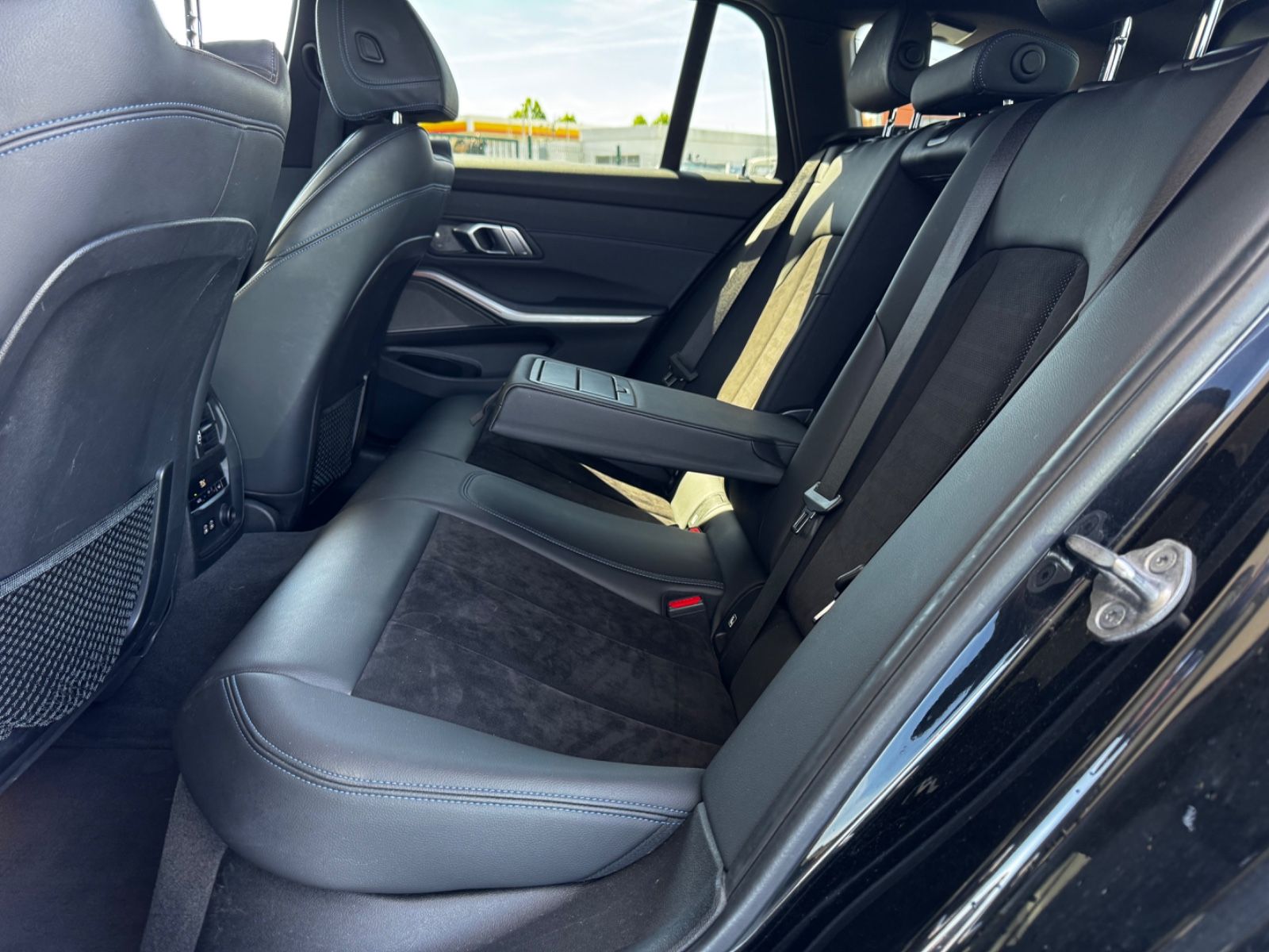 BMW 320d xDrive M-Sportpaket LED Navi Leder foto 10