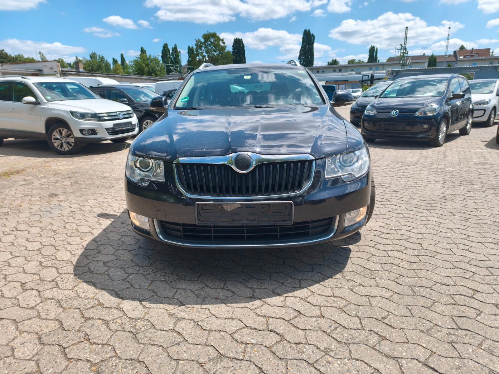 Skoda Superb 2013 — rear view