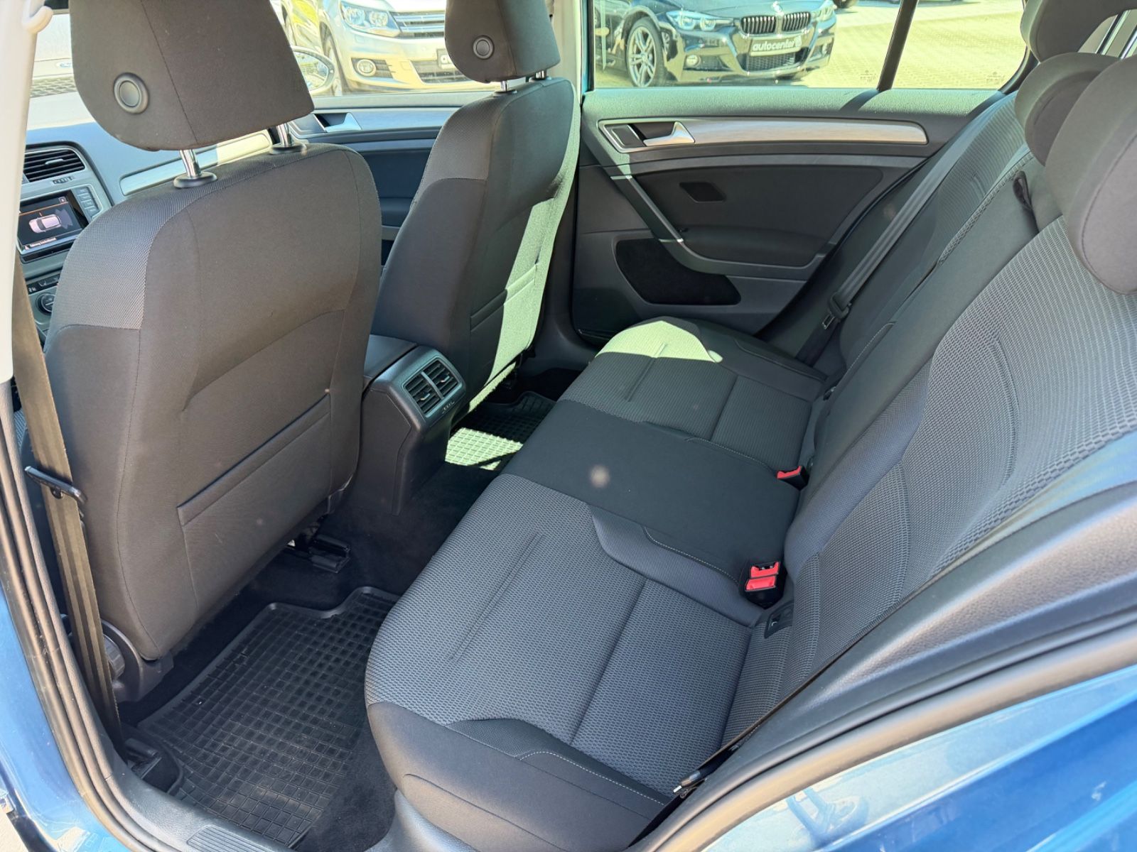 Fahrzeugabbildung Volkswagen Golf VII Lim. Comfortline|Navi|Shz|PDC|2.Hand