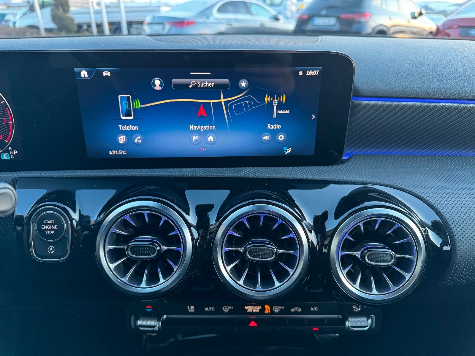 Fahrzeugabbildung Mercedes-Benz A 180 Pano+Ambiente+MBUX+Keyless+Leder+AMG18`