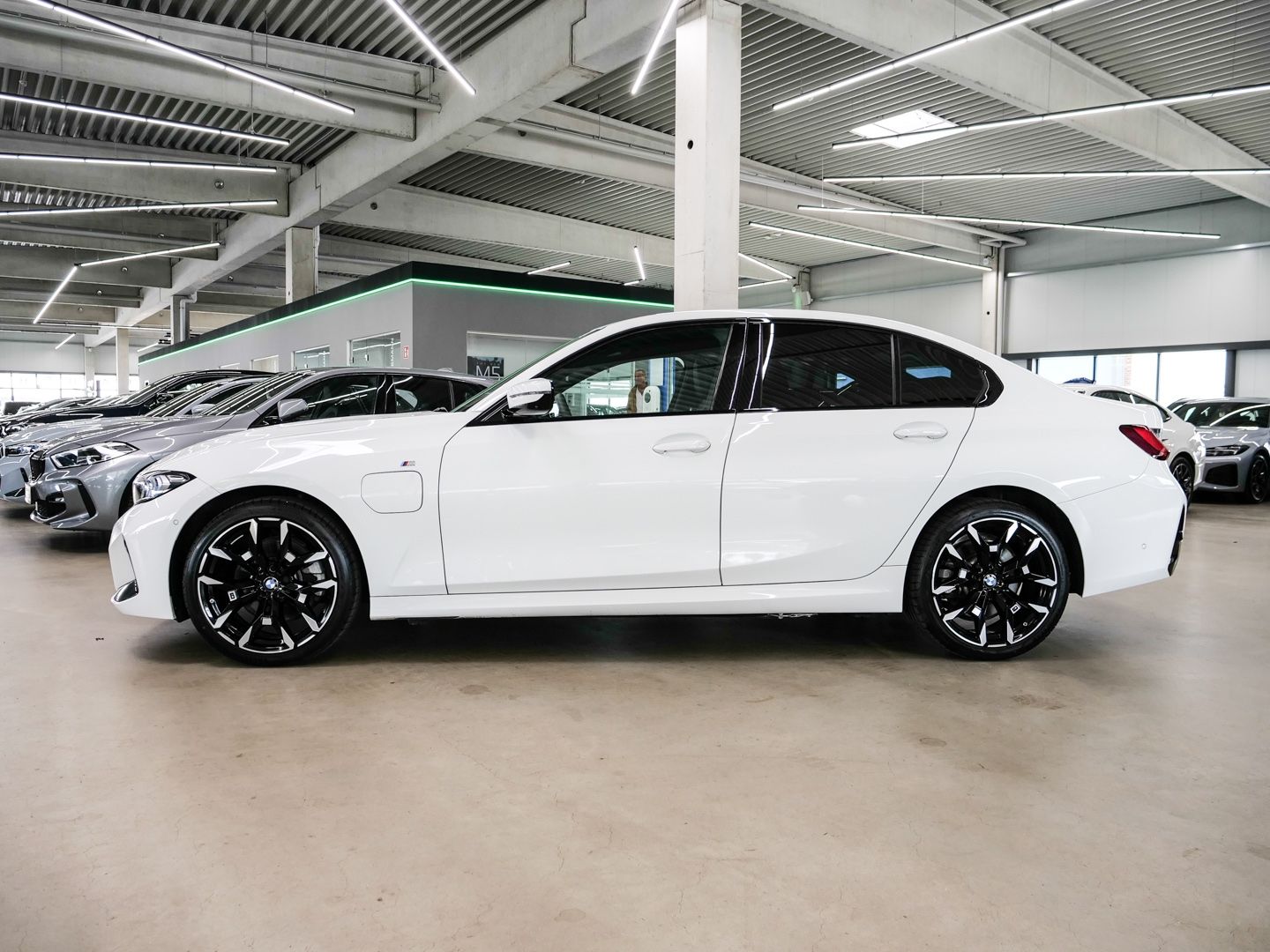 BMW 330 e xDrive LEDER M SPORT 19''LC PROF GLASDACH foto 4
