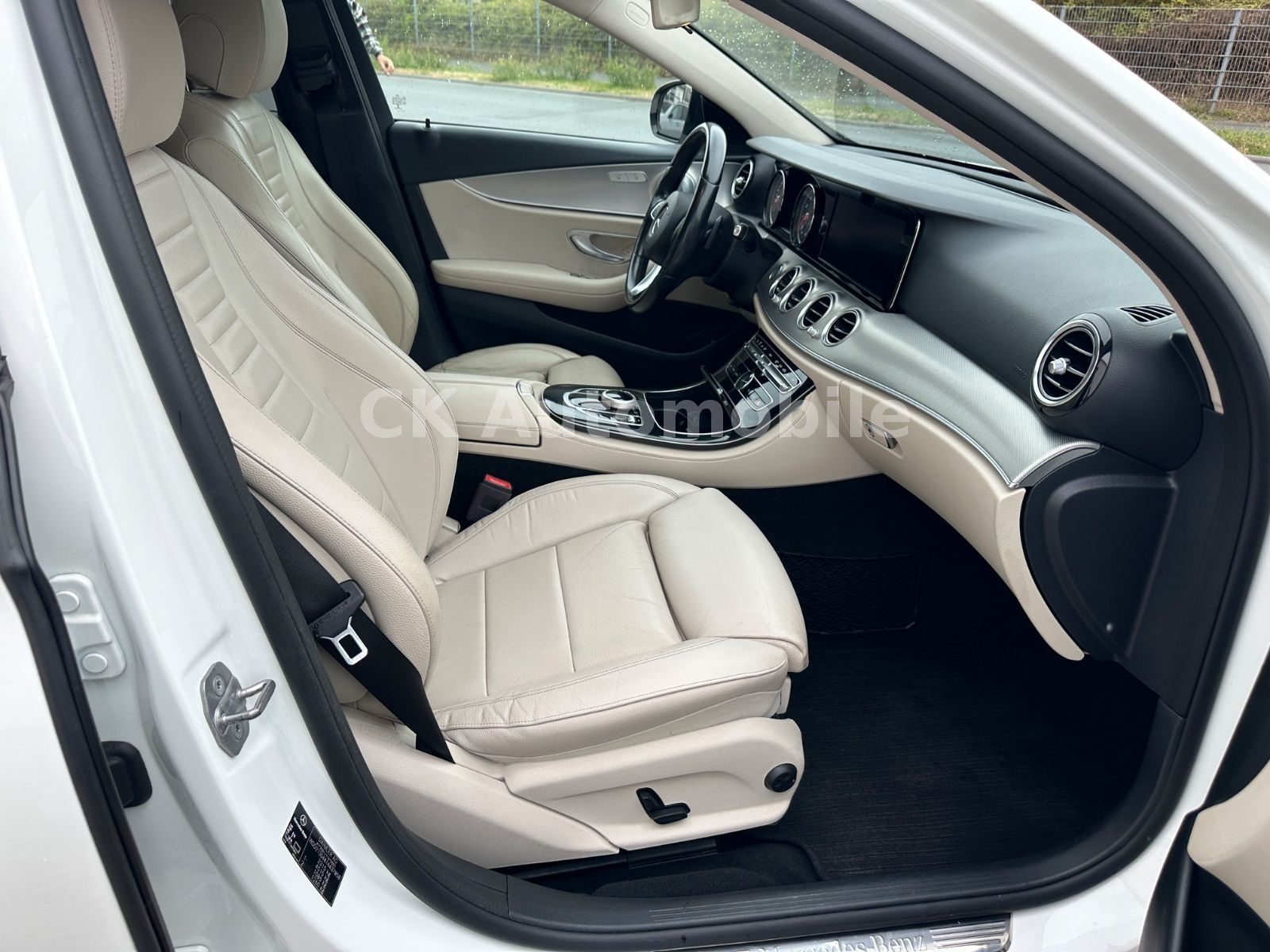 Fahrzeugabbildung Mercedes-Benz E 300 Lim. AMG-Line/Navi/Leder/Kamera/Burmester