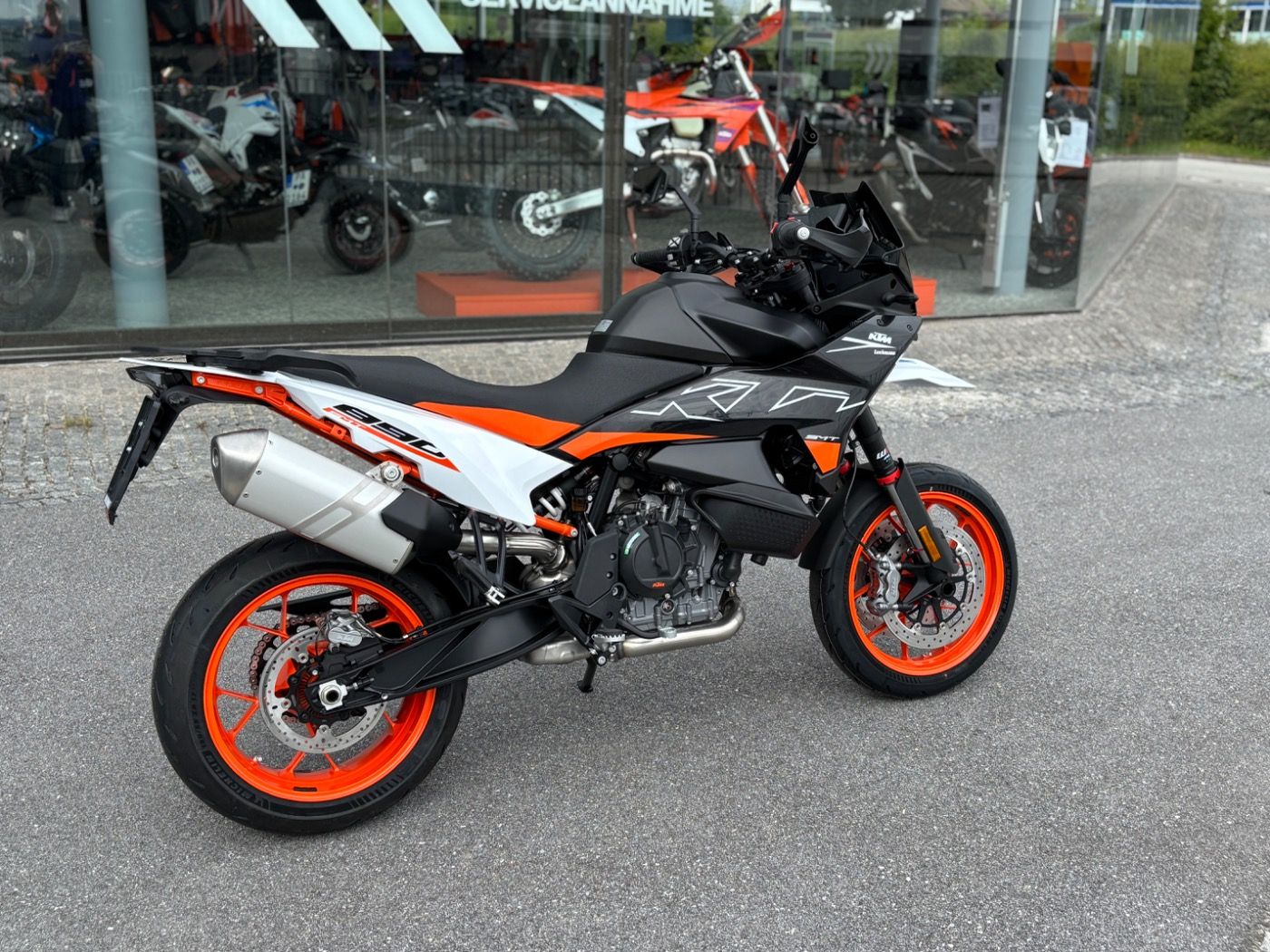 Fahrzeugabbildung KTM 890 SMT Modell 2024 4 Jahre Garantie