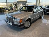 Mercedes-Benz E 230 2.3 KAT el.Schiebedach orthop.Sitz Zentral - Mercedes-Benz E 230 aus 1991