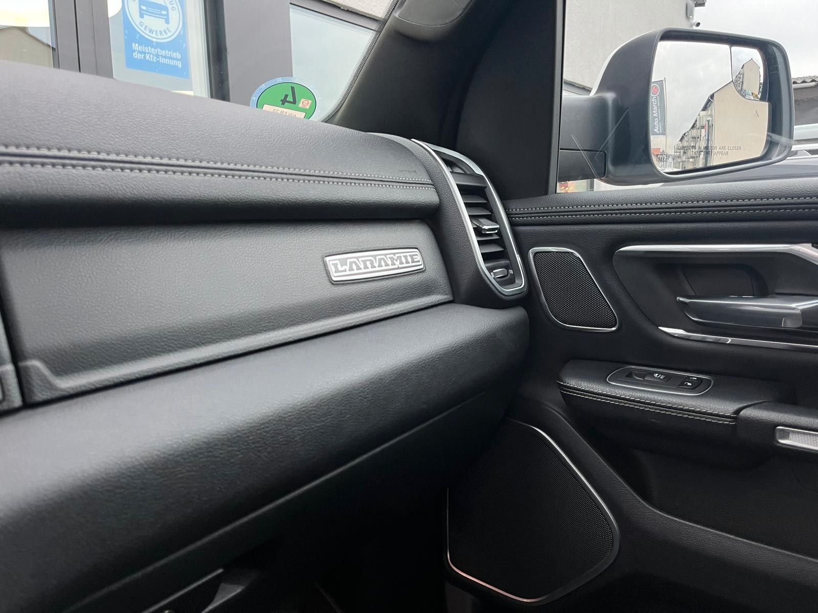 Fahrzeugabbildung Dodge RAM 1500 Laramie / Sport / Crew CAB 4x4