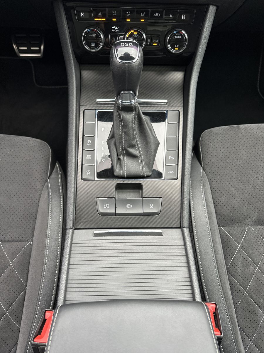 Fahrzeugabbildung SKODA Superb Combi 2.0 TDI DSG Sportline NAV+LED+PANO