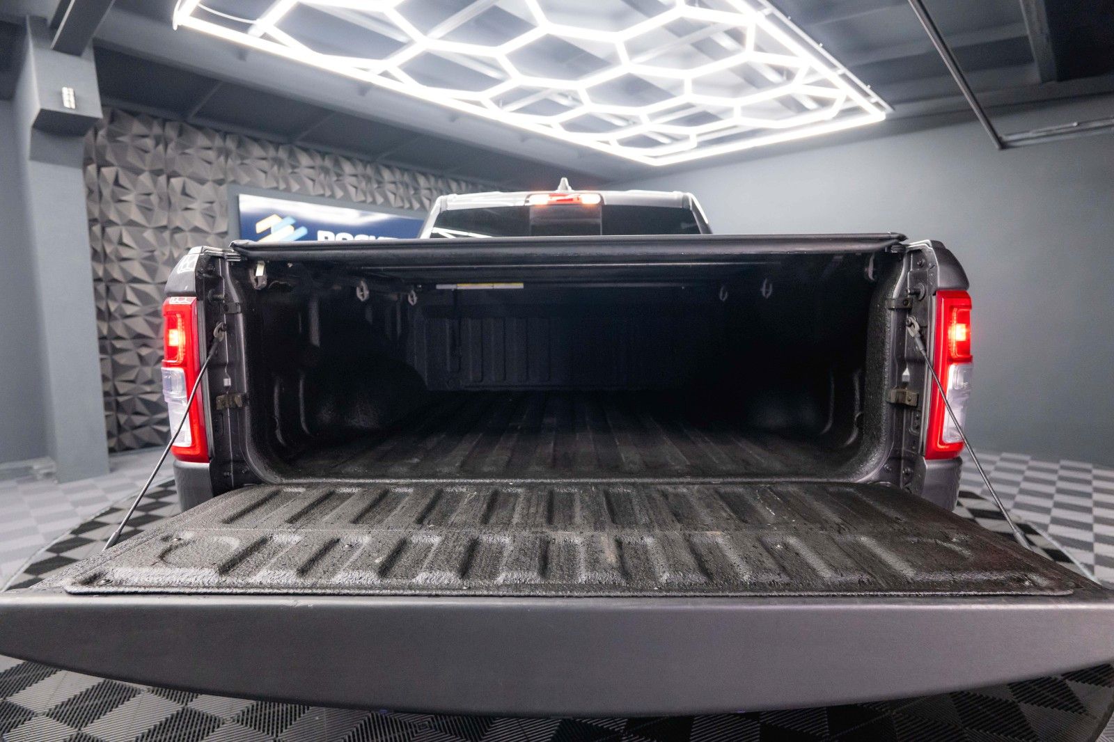 Fahrzeugabbildung Dodge RAM 5.7 V8 HEMI 4x4 OFFROAD Night-Paket *LED*