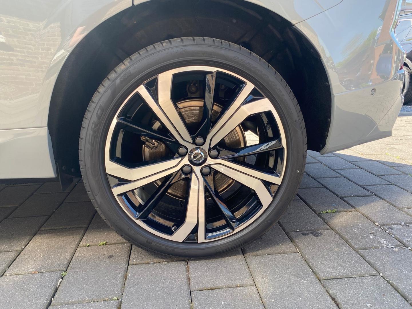 Volvo XC60 B5 Ultra Dark AWD MHEV Memory Sitze 360 Gra