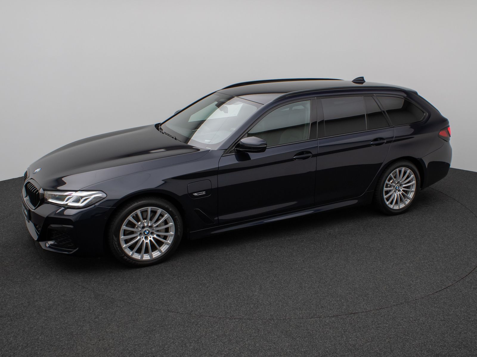 Fahrzeugabbildung BMW 530e xD M Sport Kamera HUD DAB HiFi ACC Komfort