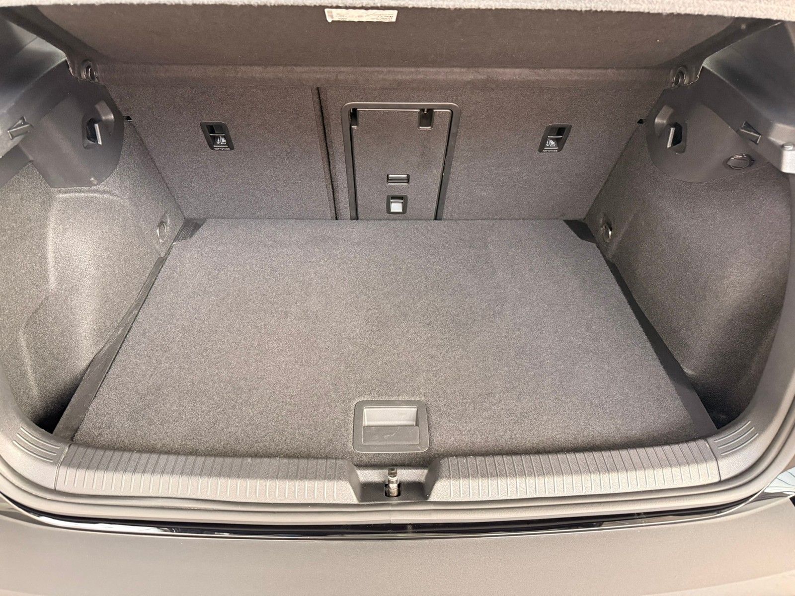 Fahrzeugabbildung Volkswagen Golf VIII Lim. R-Line 1,5 eTSI DSG +Navi+ACC+LED