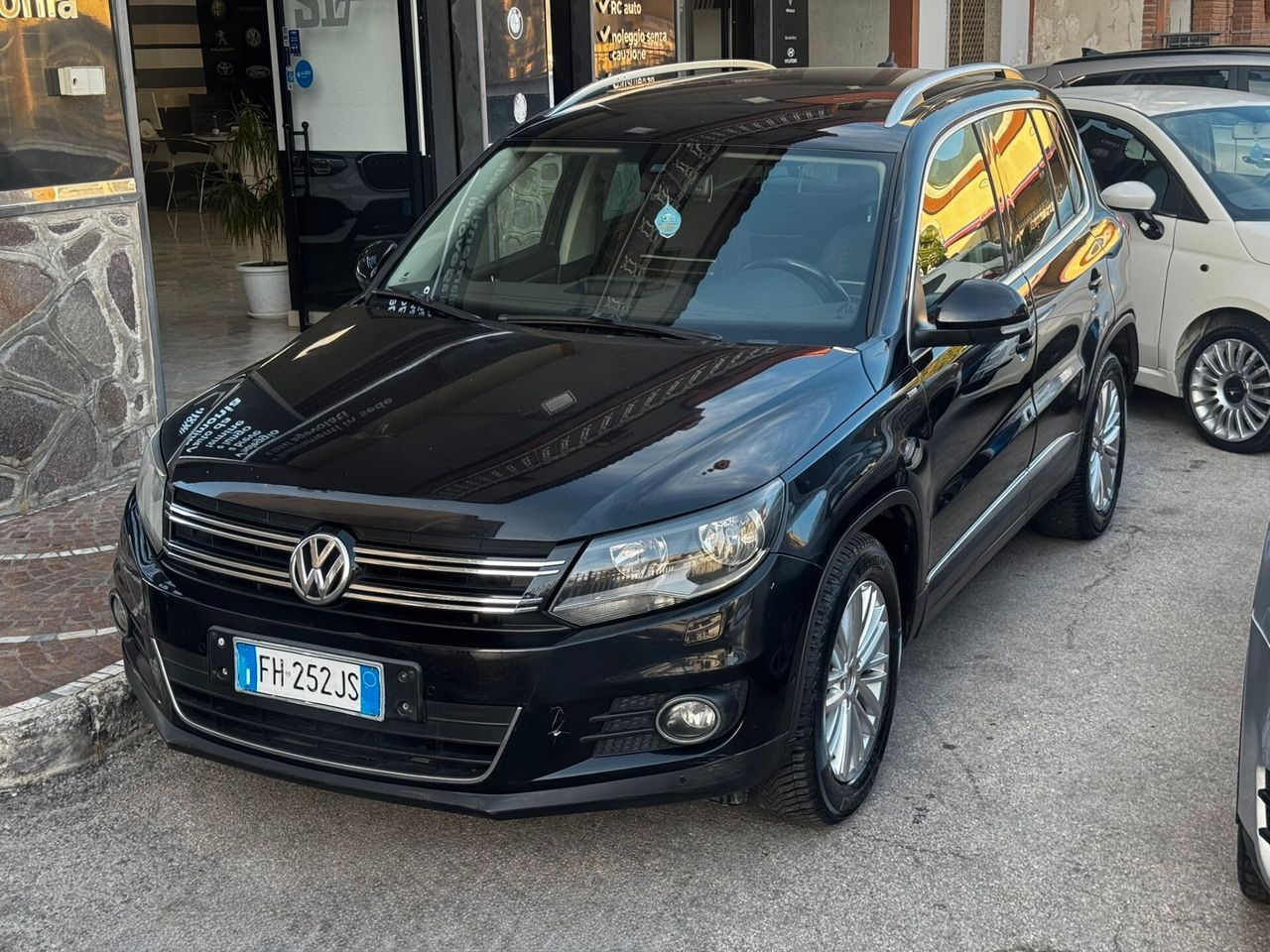 Volkswagen Tiguan - 1