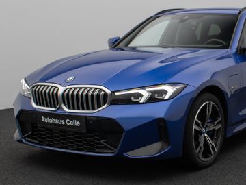 Fahrzeugabbildung BMW 330e Tour M Sport Komfortzugang Kamera 18"M LMR
