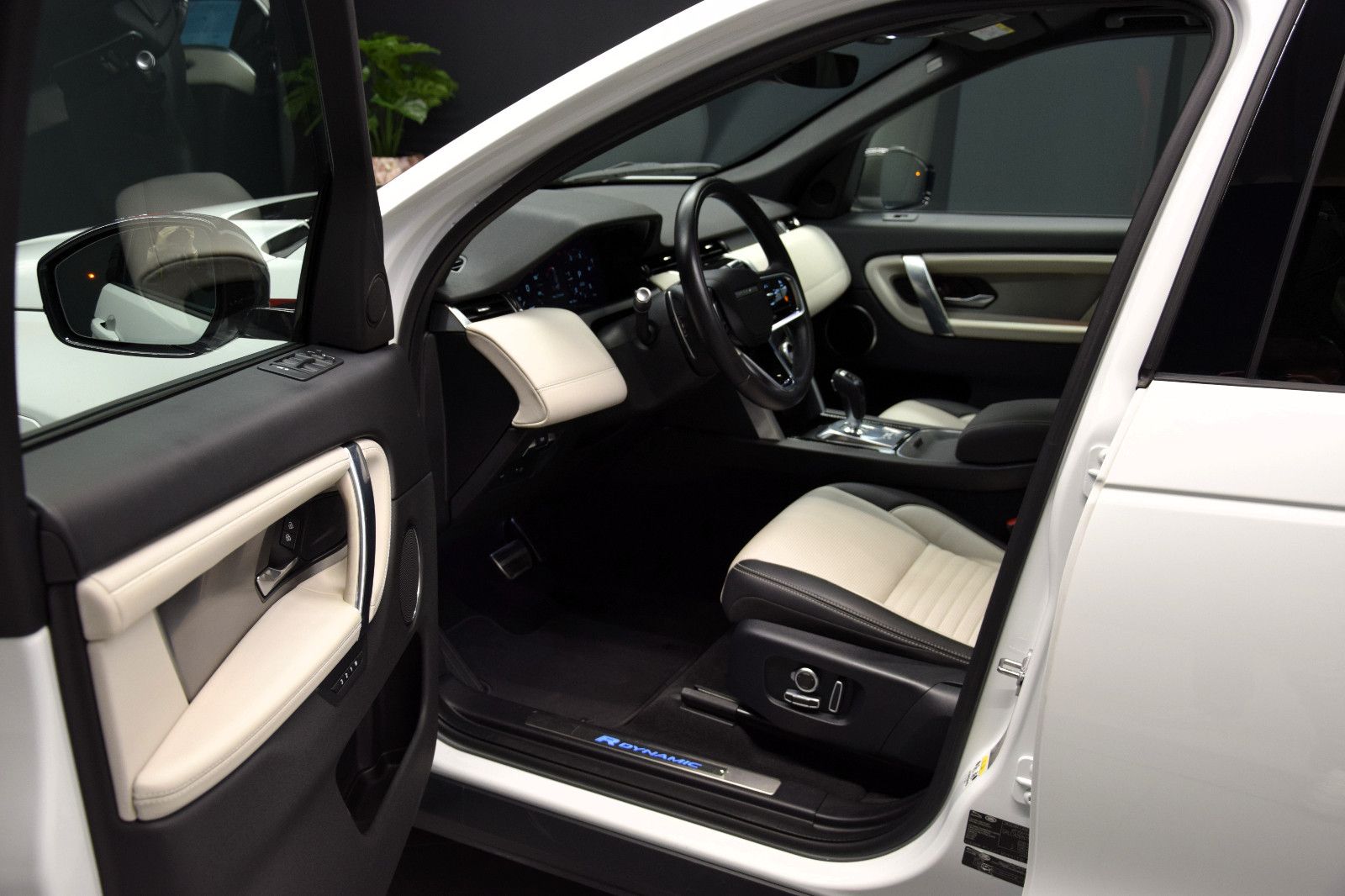 Fahrzeugabbildung Land Rover Discovery Sport R-Dynamic D 200 AWD Pano 360°AHK