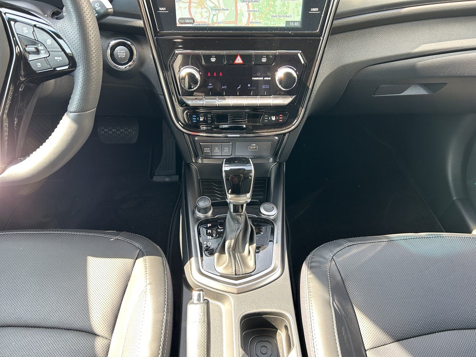 Fahrzeugabbildung Ssangyong Tivoli Sapphire 1.5 T-GDI Aut./4WD/SHZ/DSG/NAVI/