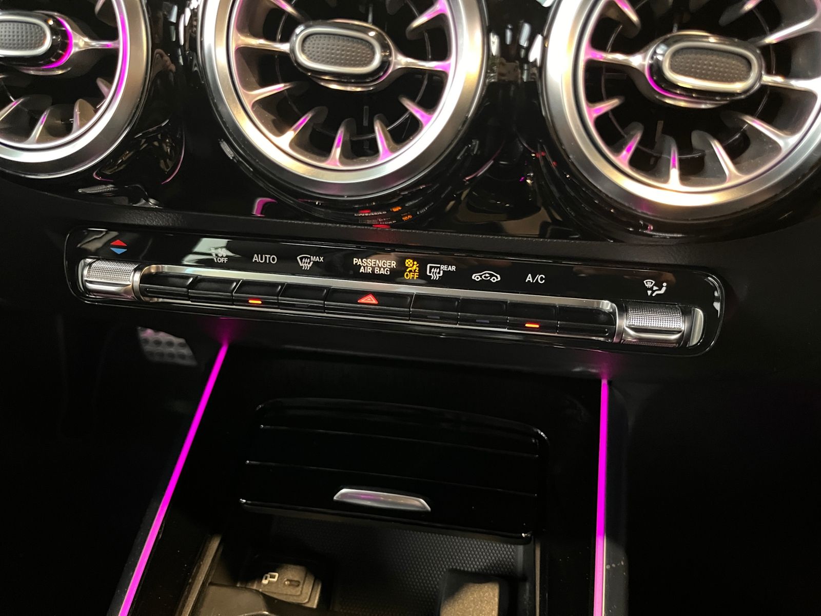 Fahrzeugabbildung Mercedes-Benz GLA 250 4Matic AMG Line PANO LED NAVI