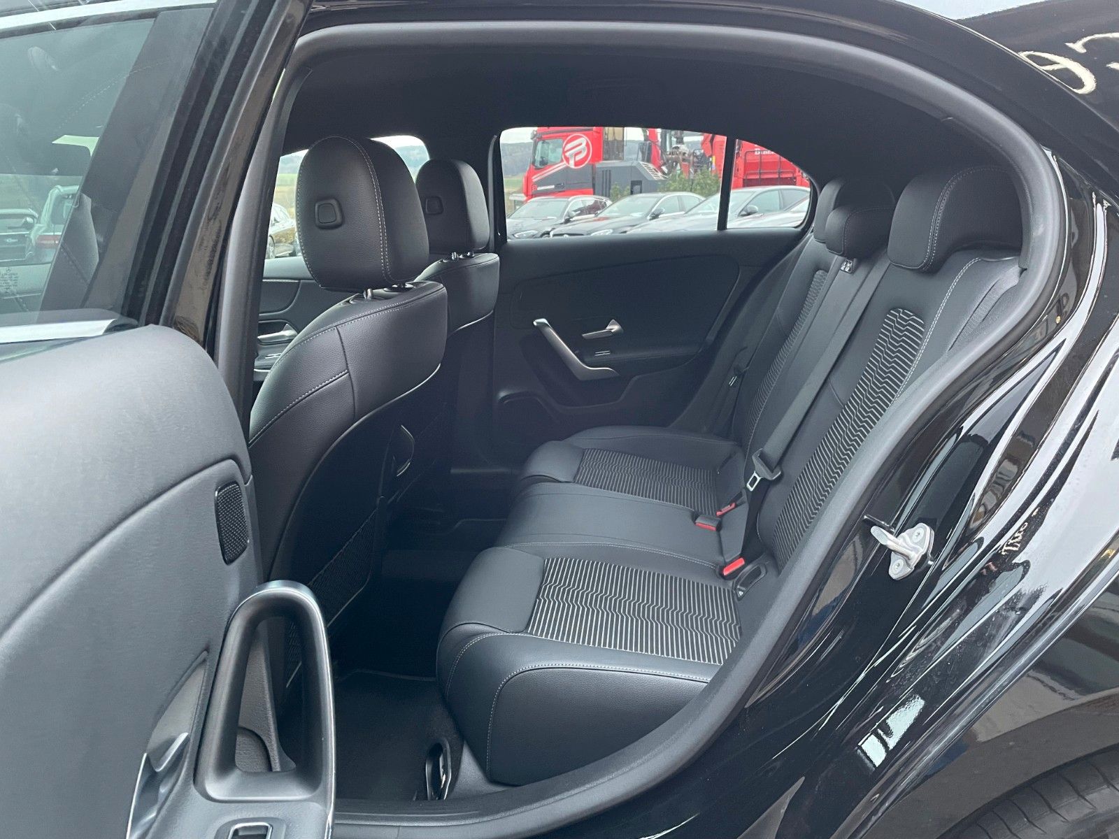 Fahrzeugabbildung Mercedes-Benz A 200 d Progressive AHK+MBUX+R-Kamera+Distr