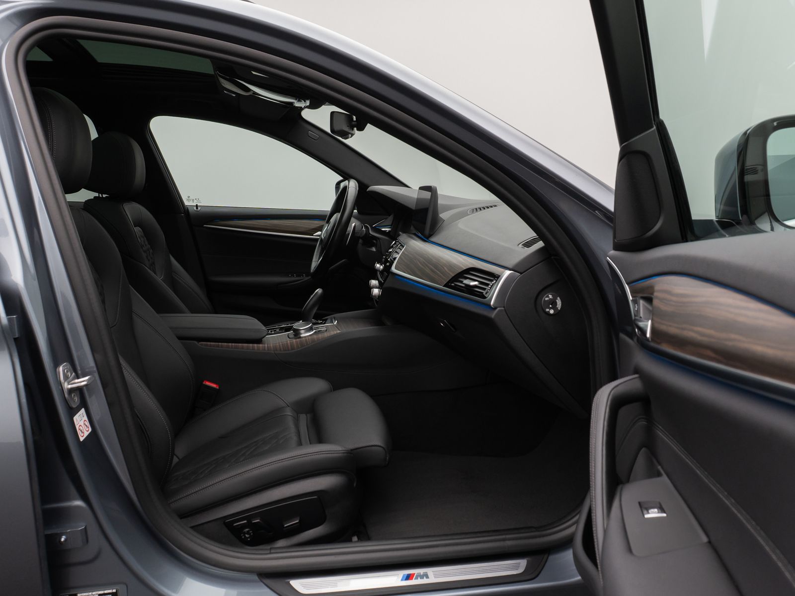 Fahrzeugabbildung BMW 530e xD M Sport Panorama 360°DAB HiFi AHK Alarm