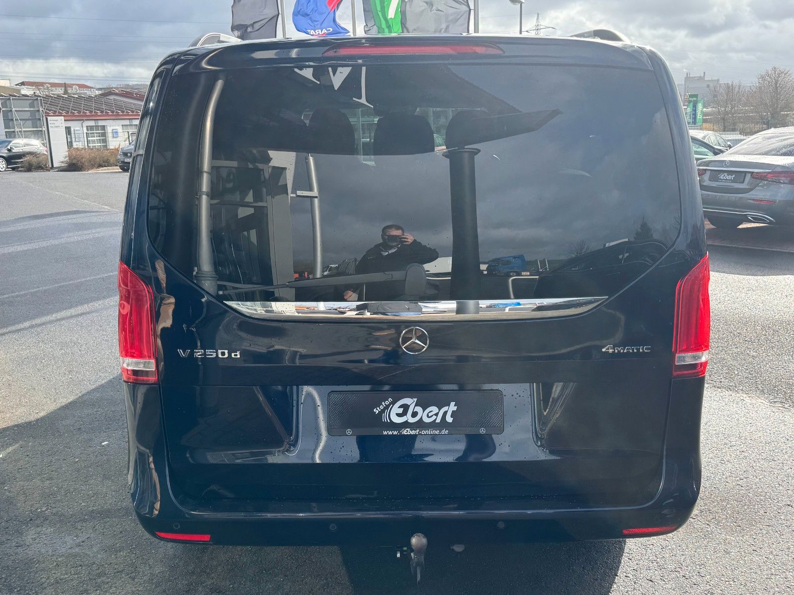 Fahrzeugabbildung Mercedes-Benz V 250 d 4MATIC AVA ED Tisch AHK2,5to DISTRONIC