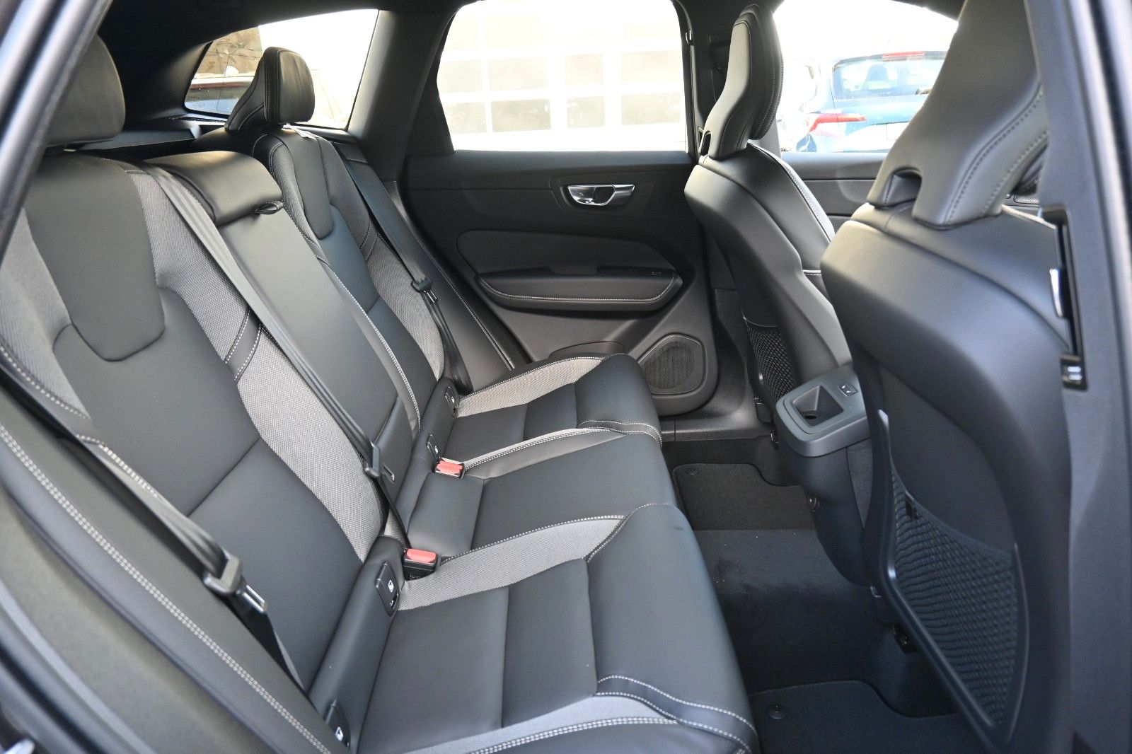 Fahrzeugabbildung Volvo XC60 B5 AWD Plus Dark*H&K*FSHZG*360°*ACC