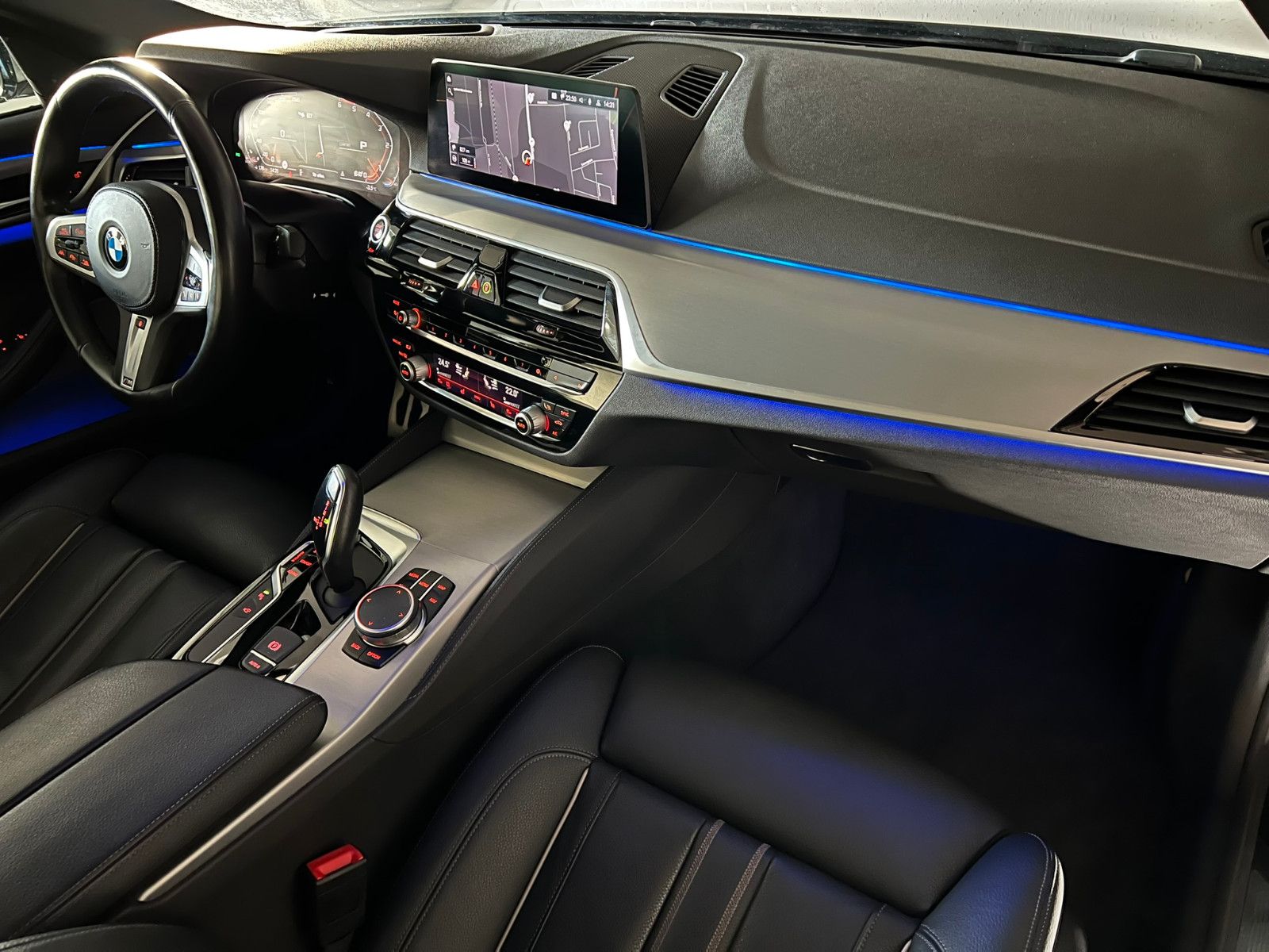 Fahrzeugabbildung BMW M550 d xDrive/LASER/ACC/DAB/H&K/DRIV. ASS. PLUS