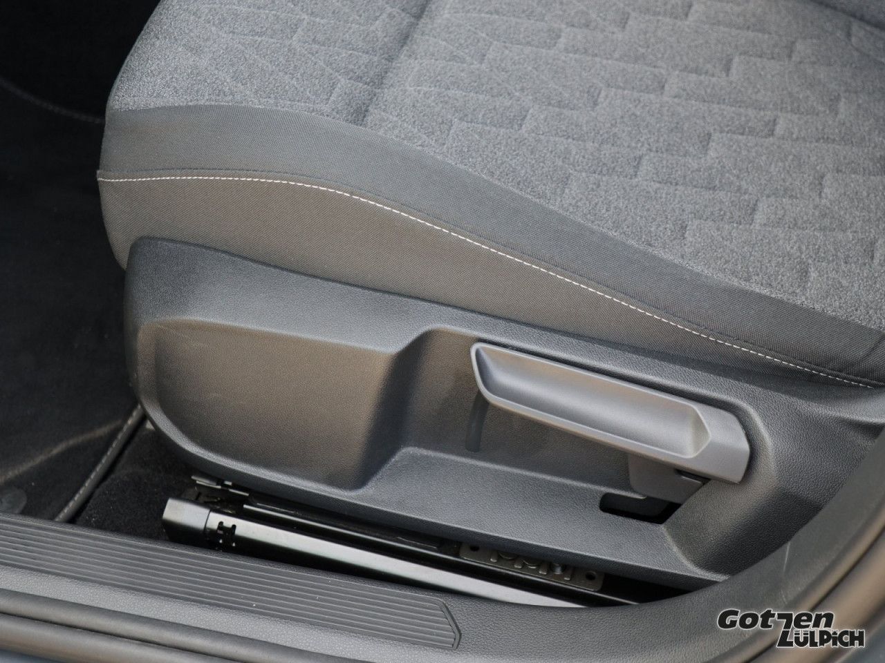Fahrzeugabbildung Volkswagen Golf VIII 1.5 eTSI Move DSG Navi Bluetooth LED