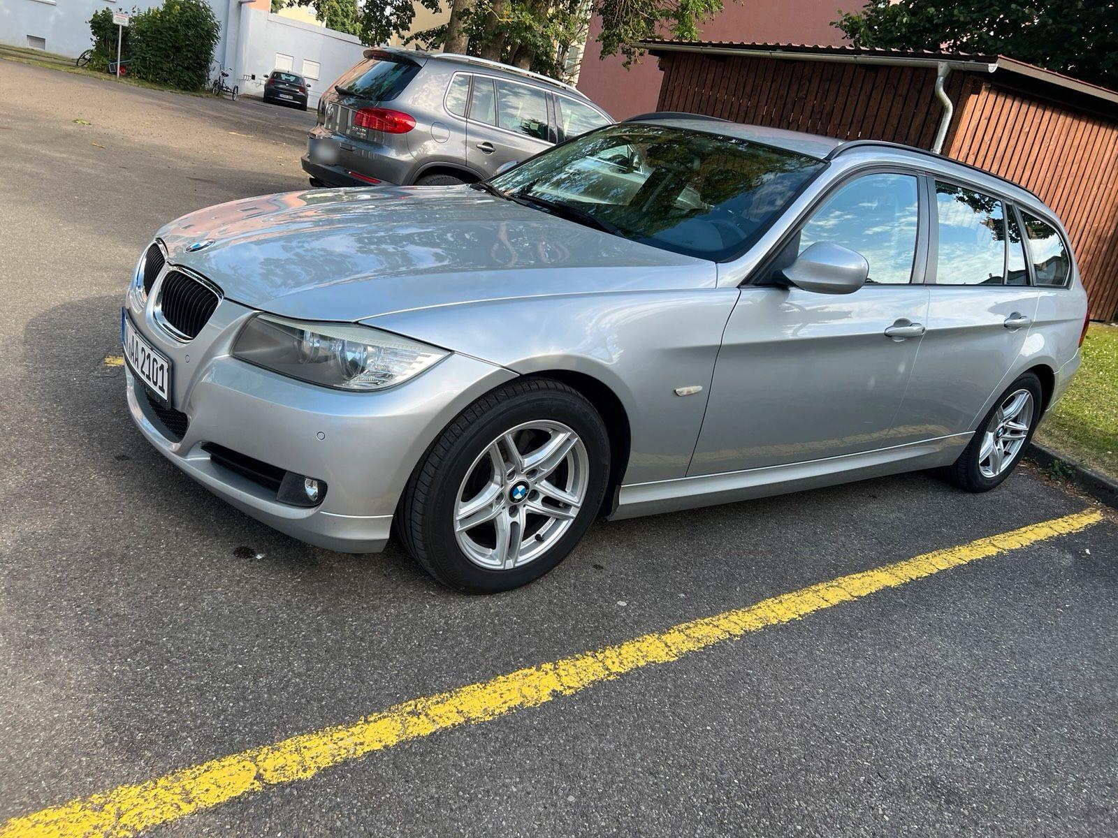 BMW 318 2011 — interior