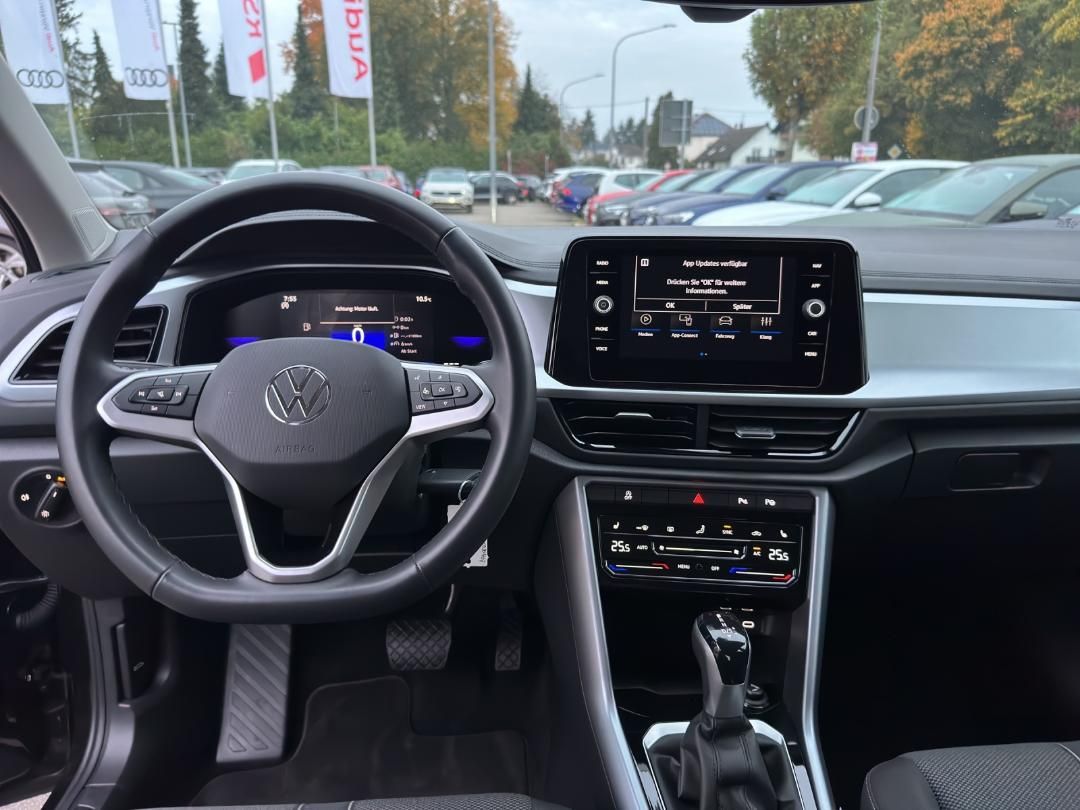 Fahrzeugabbildung Volkswagen T-ROC Life Life,GJR,Climatronic,App Connect,Navi