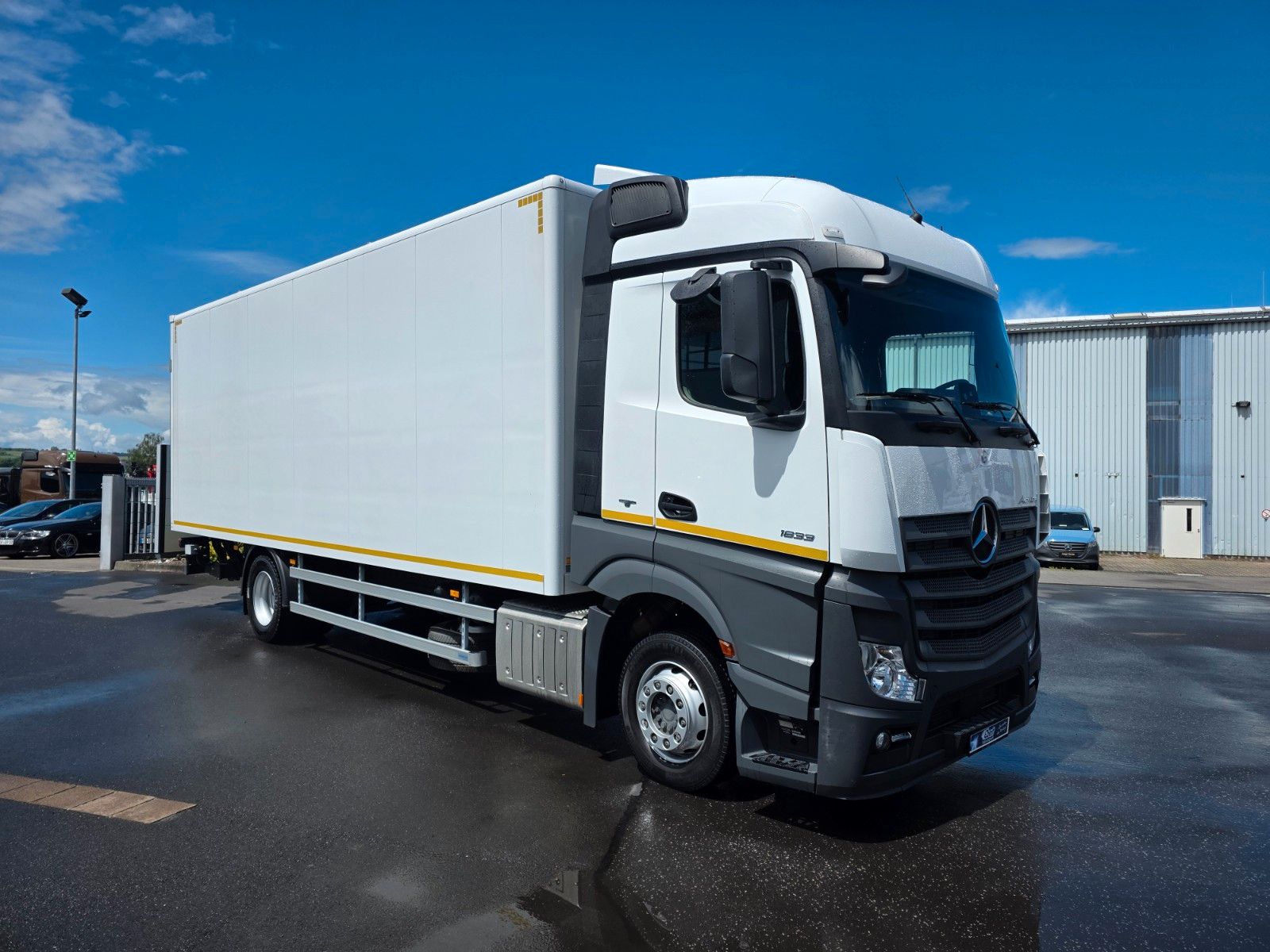 Fahrzeugabbildung Mercedes-Benz Actros 1833 L Retarder 2x Bett LBW Bär 1.500kg