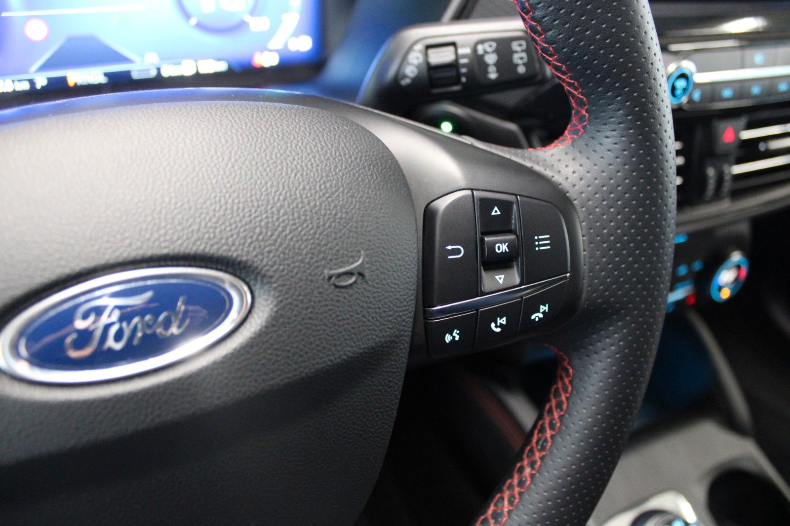 Fahrzeugabbildung Ford Kuga 2.5 PHEV ST-Line X Automatik LED ACC 2xCAM