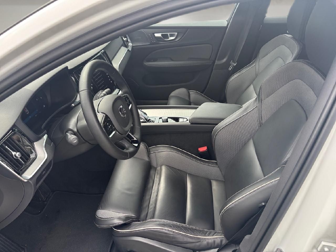 Fahrzeugabbildung Volvo V60 B4 Benzin Plus Dark 2WD