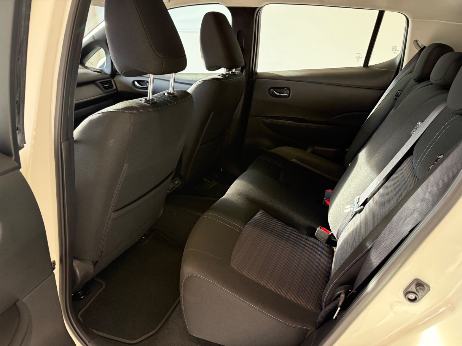 Fahrzeugabbildung Nissan Leaf Acenta, Winterpaket, Rückfahrkamera