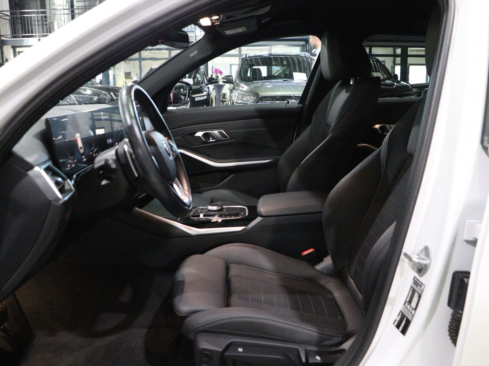 BMW 318d Touring SHADOW LEDER CURVED LED 3-ZONEN foto 16