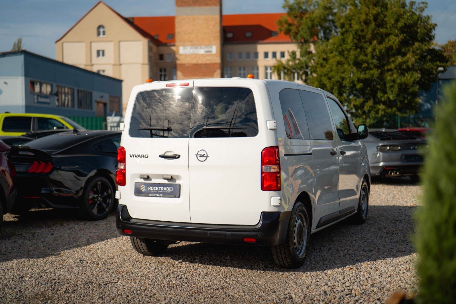 Fahrzeugabbildung Opel Vivaro Kombi S | 9 Sitze | Klima | DAB | TÜV NEU