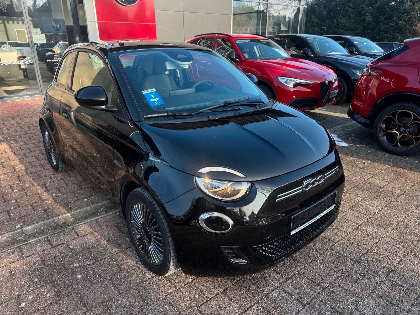 Fahrzeugabbildung Fiat 500e Icon NAVI GLASDACH KLIMA DAB 118PS