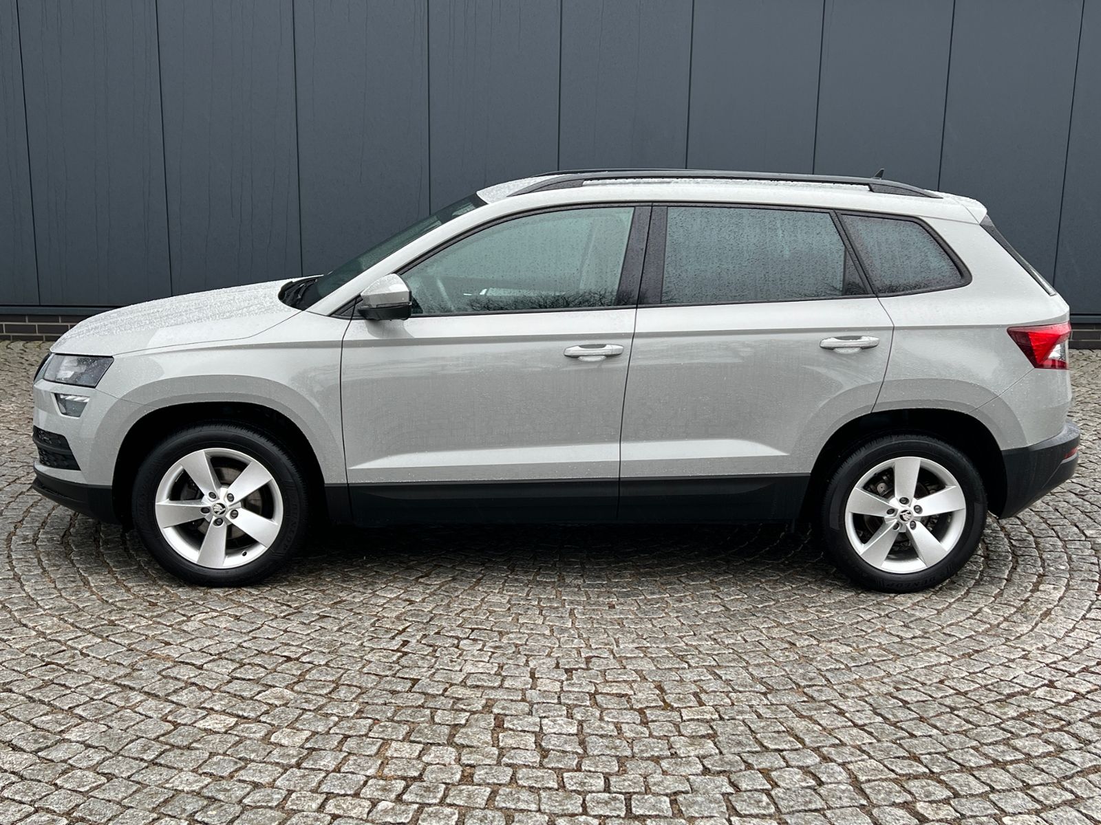 Fahrzeugabbildung SKODA Karoq Ambition 1.5 TSI *AHK, Climatronic, Sitzhz