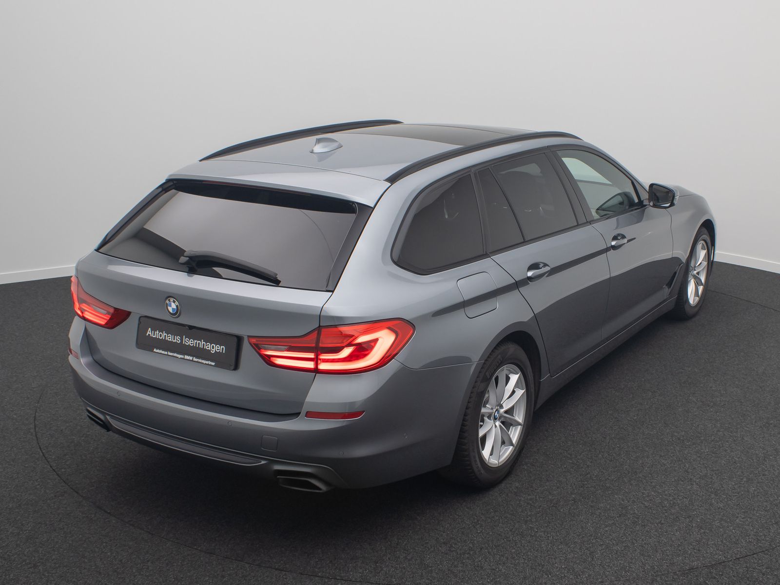 Fahrzeugabbildung BMW 540d xD SportLine 360&deg;HUD AHK DispKey SoftCl H/K