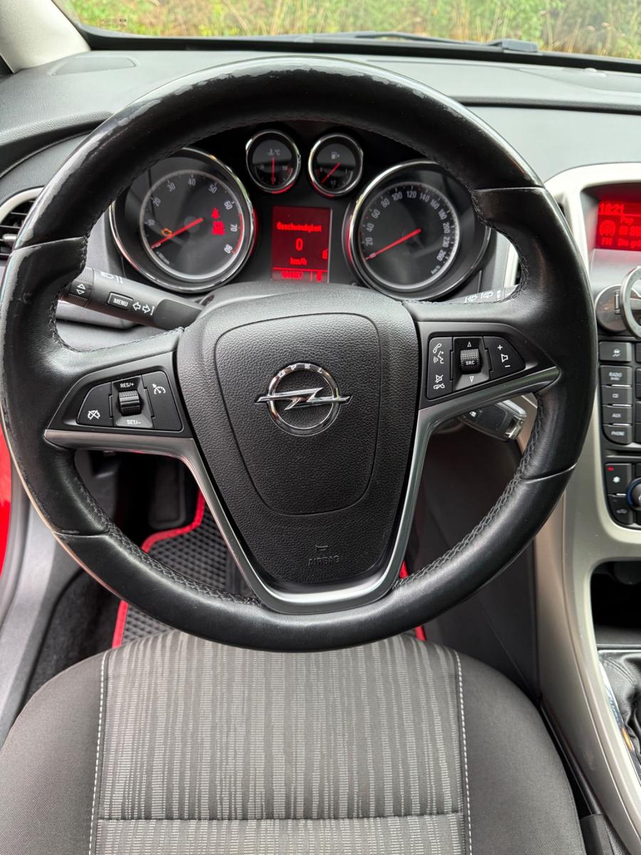 Opel Astra 2011 — photo 12