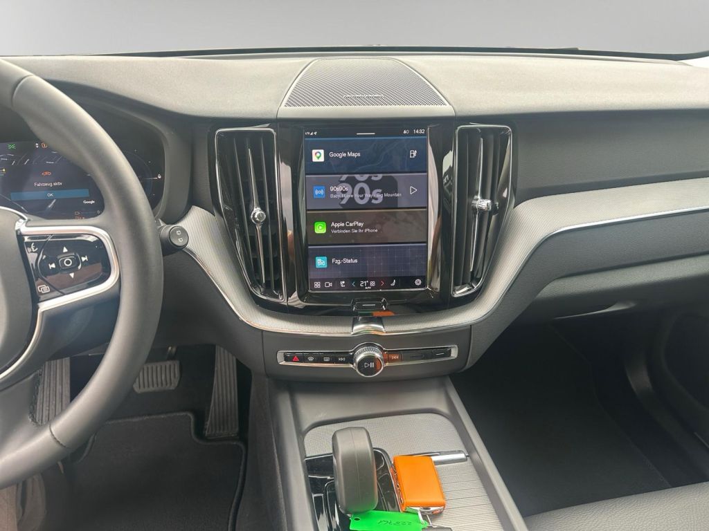 VOLVO XC60 T6 AWD Plug-in Hybrid Plus Dark VOLVO XC60 T6 AWD Plug-in Hybrid Plus Dark