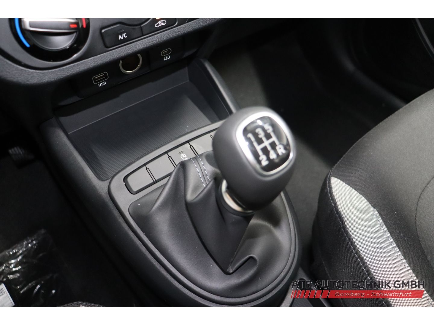 Fahrzeugabbildung Hyundai i10 Select MY25 1.0 Benzin 63 PS 5-MT 2WD Navi A