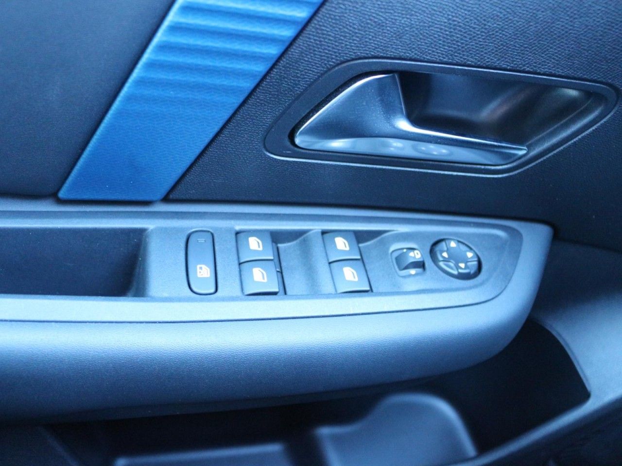 Fahrzeugabbildung Citroën ë-C4 FEEL 136