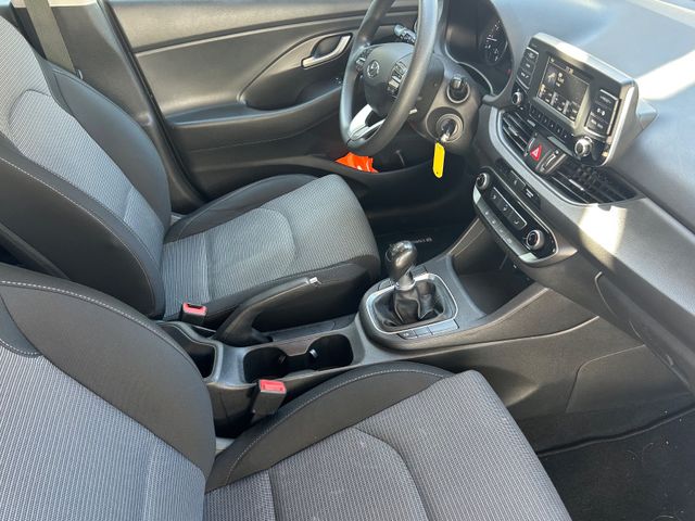 Fahrzeugabbildung Hyundai i30 + NaviZB+Klima+Allwetter+BT+Tempomat+USB+LED