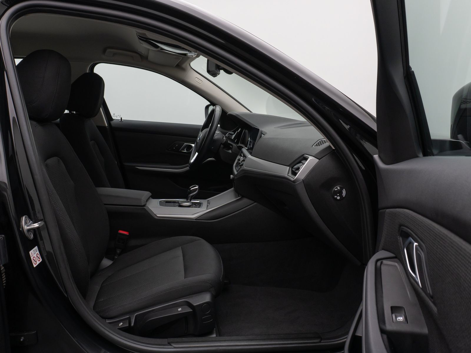 Fahrzeugabbildung BMW 330i HUD DAB CockPitPro DrivAssist PDC LED Alarm