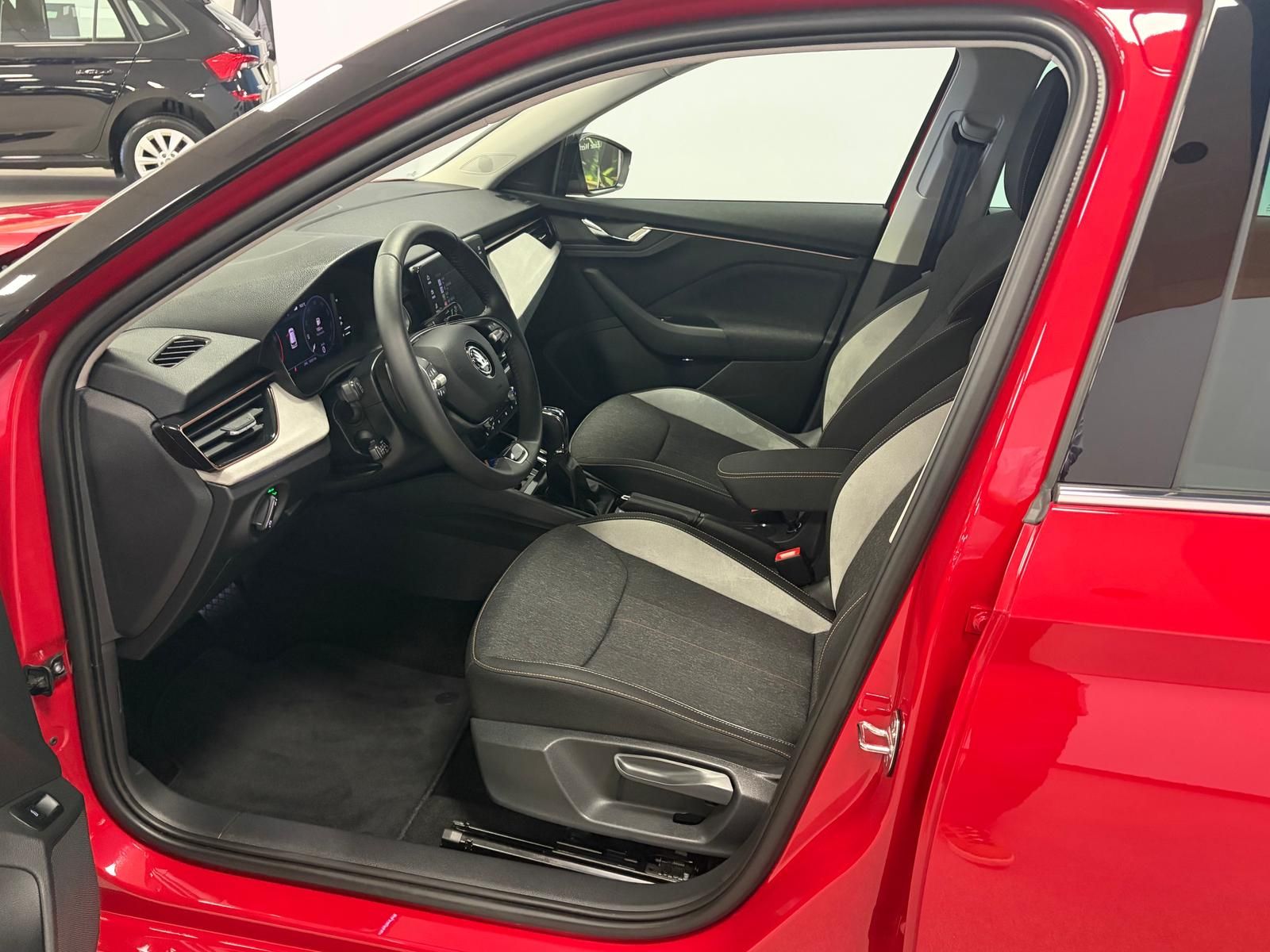 Fahrzeugabbildung SKODA Kamiq 1.0 TSI DSG First Edition+ACC+KAMER+MATRIX
