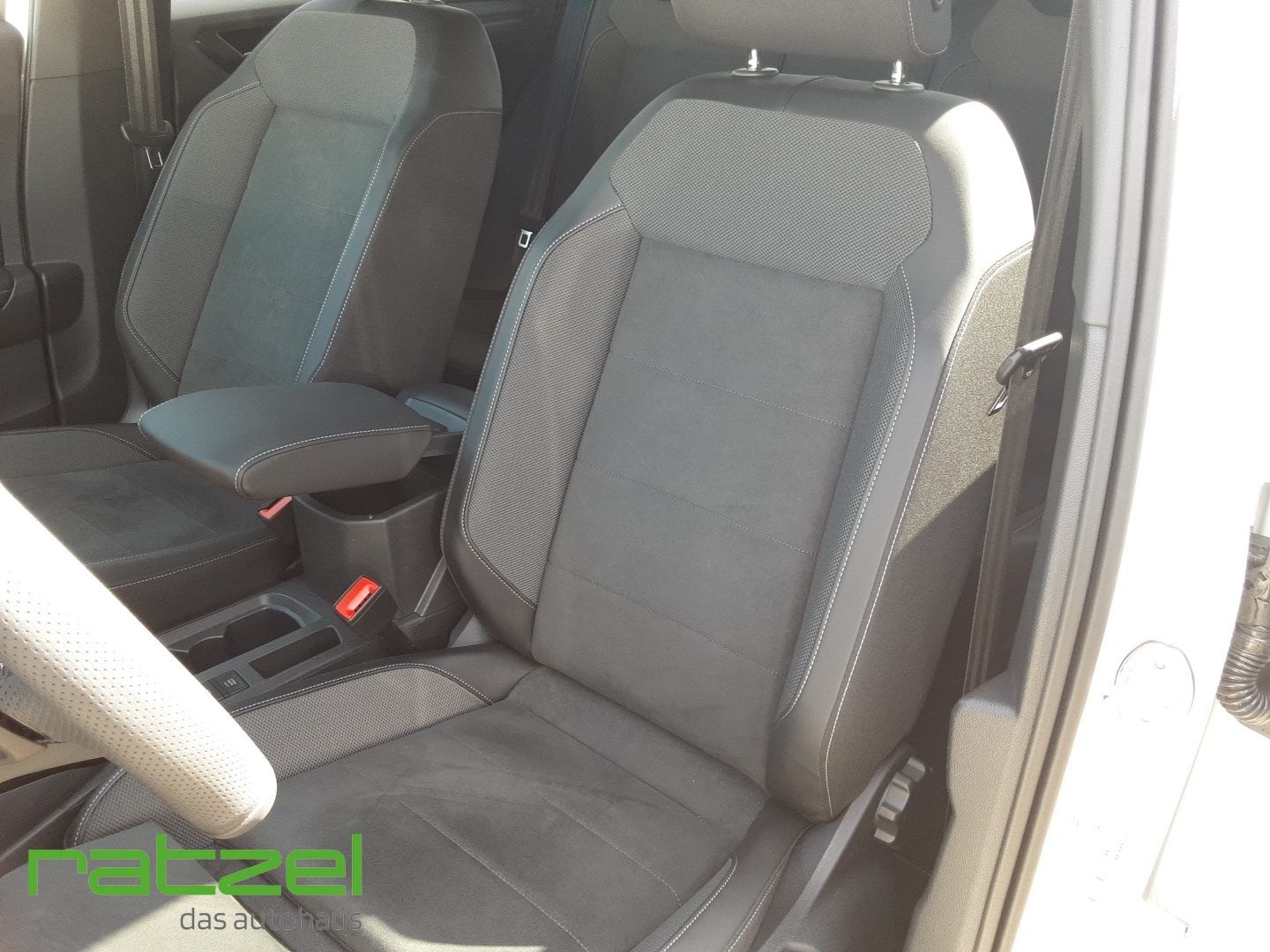 Fahrzeugabbildung Volkswagen T-Roc R-Line 1.5TSI DSG AHK+LED+Kamera+PDC+ACC